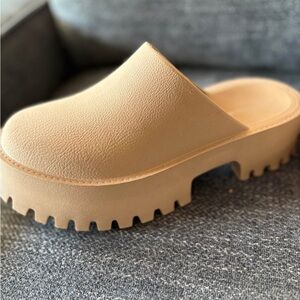 Jefferey Campbell clogs NWOT Stylish Tan Platform Mules